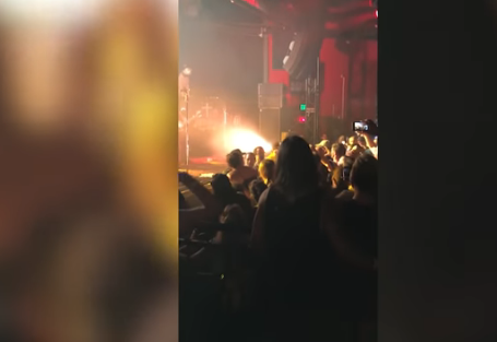 بالفيديو : مغني أمريكي يقفز من خشبة المسرح لضرب أحد المعجبين بالفيديو : مغني أمريكي يقفز من خشبة المسرح لضرب أحد المعجبين
