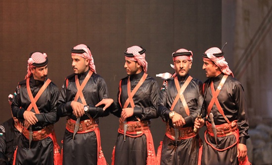 فعاليات "الساحة" في "جرش الأثرية" تستقطب جمعاً غفيراً من جمهور المهرجان فعاليات "الساحة" في "جرش الأثرية" تستقطب جمعاً غفيراً من جمهور المهرجان