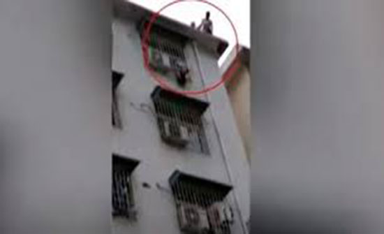فيديو : لحظة إنقاذ طفل معلق من رأسه في نافذة بالطابق السادس بالصين فيديو : لحظة إنقاذ طفل معلق من رأسه في نافذة بالطابق السادس بالصين