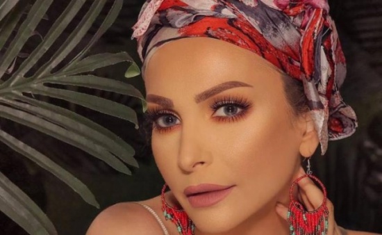 بالفيديو - بعدما نشرت صورتها من دون حجاب... أمل حجازي تنتقم من نضال الأحمدية بجعلها ترتديه بالفيديو - بعدما نشرت صورتها من دون حجاب... أمل حجازي تنتقم من نضال الأحمدية بجعلها ترتديه