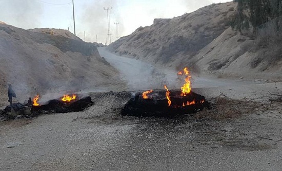 بالصور .. الزرقاء : مجهولون يحرقون الاطارات أمام الكسارة التي وقع فيها اعتداء بالصور .. الزرقاء : مجهولون يحرقون الاطارات أمام الكسارة التي وقع فيها اعتداء