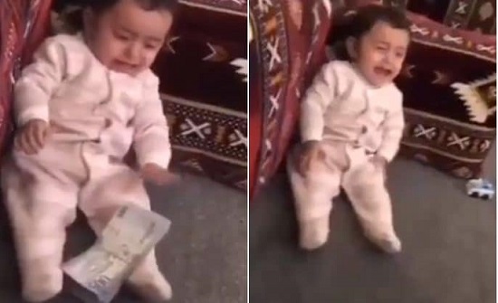 شاهدوا كيف كانت ردة فعل رضيع يبكي التقط نقوداً! شاهدوا كيف كانت ردة فعل رضيع يبكي التقط نقوداً!