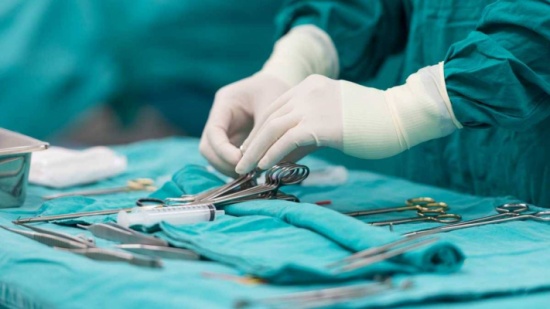بالفيديو – نجمة " اردنية " تفاجئ الجميع بظهورها في غرفة العمليات التجميلية... شاهدوا ما فعله الطبيب لها بالفيديو – نجمة " اردنية " تفاجئ الجميع بظهورها في غرفة العمليات التجميلية... شاهدوا ما فعله الطبيب لها