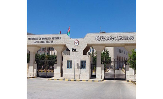 الخارجية تتسلم المواطن "القضاة " الذي احتجزه الاحتلال اليوم الخارجية تتسلم المواطن "القضاة " الذي احتجزه الاحتلال اليوم