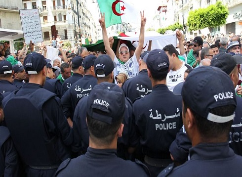 للجمعة الـ19.. الجزائريون يواصلون مظاهراتهم بإصرار وسط حشد أمني للجمعة الـ19.. الجزائريون يواصلون مظاهراتهم بإصرار وسط حشد أمني