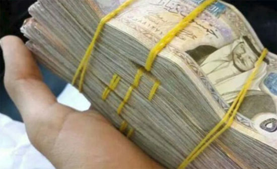 تكريم مواطن عثر على 15 ألف دينار فسلمها إلى الأمن تكريم مواطن عثر على 15 ألف دينار فسلمها إلى الأمن