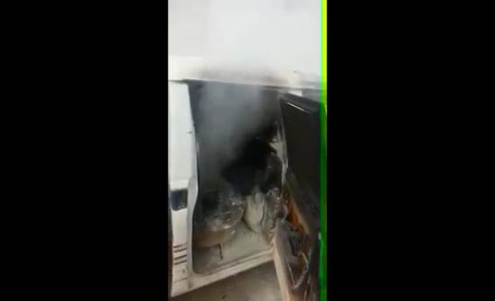 بالفيديو : مواطن يحرق مركبته امام ترخيص الزرقاء بالفيديو : مواطن يحرق مركبته امام ترخيص الزرقاء
