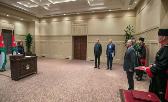 السفيرة الحوامدة تؤدي اليمين القانونية أمام الملك السفيرة الحوامدة تؤدي اليمين القانونية أمام الملك