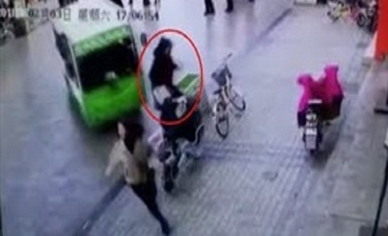 حافلة تنحرف عن مسارها وتدهس فتاة أسفلها (فيديو) حافلة تنحرف عن مسارها وتدهس فتاة أسفلها (فيديو)