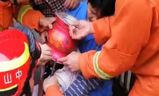 بالفيديو : لحظة إنقاذ صبي مشاغب حشر رأسه في كرة حديدية بالفيديو : لحظة إنقاذ صبي مشاغب حشر رأسه في كرة حديدية