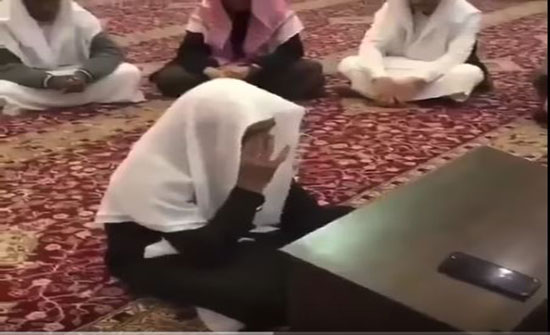 رد فعل مؤثر لشاب حفظ القرآن بالكامل (فيديو) رد فعل مؤثر لشاب حفظ القرآن بالكامل (فيديو)
