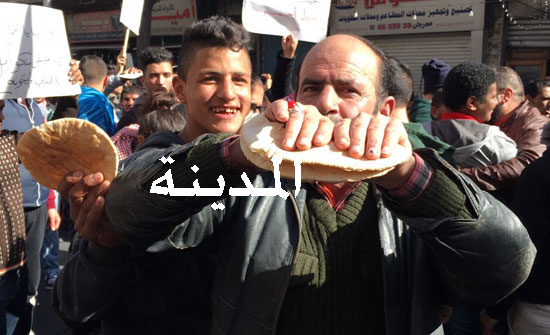 مسيرة في البلد تطالب بإقالة الحكومة وحل مجلس النواب ( تفاصيل مسيرات الجمعة في مختلف المحافظات ) مسيرة في البلد تطالب بإقالة الحكومة وحل مجلس النواب ( تفاصيل مسيرات الجمعة في مختلف المحافظات )