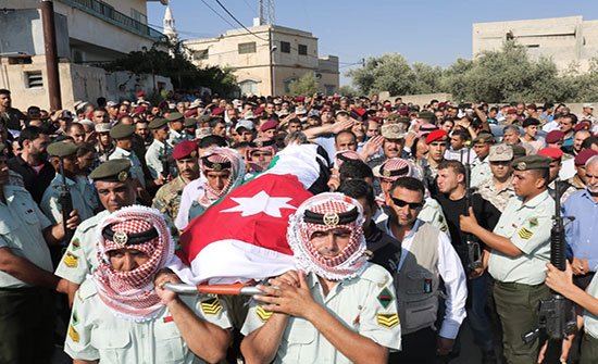 بالصور: الجيش يشيع جثمان الشهيد الدواغرة بالصور: الجيش يشيع جثمان الشهيد الدواغرة