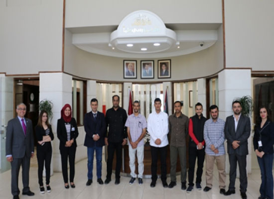 وفد إعلامي عماني يطلع على تجربة دبلوما تدريبية في " الشرق الأوسط" وفد إعلامي عماني يطلع على تجربة دبلوما تدريبية في " الشرق الأوسط"