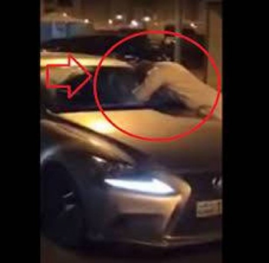 إلقاء القبض على الملاكم الكويتي الذي خطف فتاة من سياراتها (فيديو) إلقاء القبض على الملاكم الكويتي الذي خطف فتاة من سياراتها (فيديو)