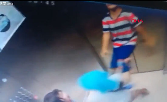 فيديو: صبي يشنق نفسه بالخطأ بالمصعد فيديو: صبي يشنق نفسه بالخطأ بالمصعد