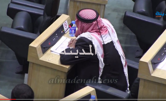 بالفيديو : هكذا قرأت الحكومة والنواب الفاتحة على روح وصفي التل بطلب من العرموطي بالفيديو : هكذا قرأت الحكومة والنواب الفاتحة على روح وصفي التل بطلب من العرموطي