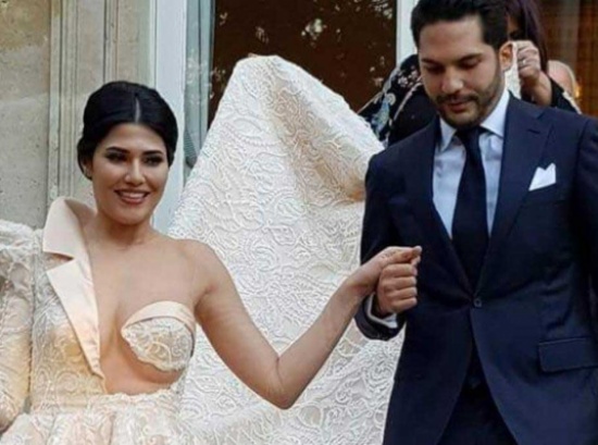 شاهد.. فنانة تونسية تثير الجدل بفستان زفافها الجريء شاهد.. فنانة تونسية تثير الجدل بفستان زفافها الجريء