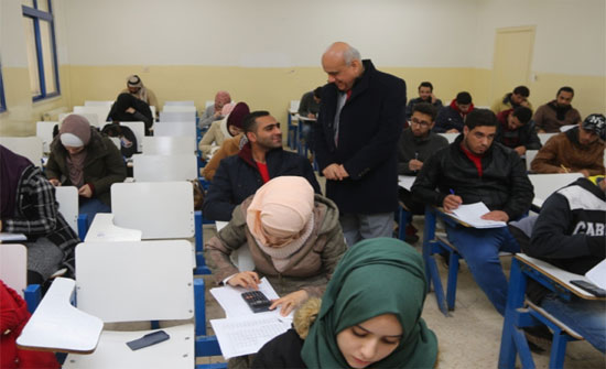 رئيس جامعة الزرقاء يتفقد قاعات الامتحانات النهائية رئيس جامعة الزرقاء يتفقد قاعات الامتحانات النهائية