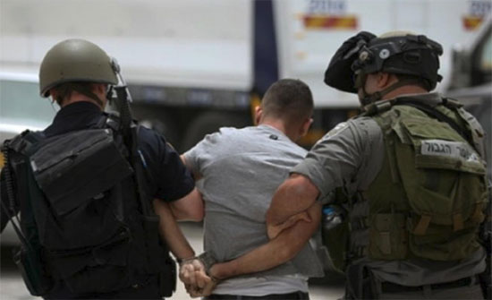 الاحتلال يعتقل 22 فلسطينيا من الضفة الغربية الاحتلال يعتقل 22 فلسطينيا من الضفة الغربية