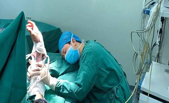 بالصورة : أجرى 6 عمليات متواصلة.. صورة مؤثرة لجراح متفان نام حاملا ذراع مريضه بالصورة : أجرى 6 عمليات متواصلة.. صورة مؤثرة لجراح متفان نام حاملا ذراع مريضه