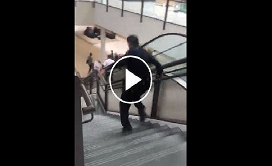 سقوط خطير لشرطي امريكي يطارد لصا بأحد المولات (فيديو) سقوط خطير لشرطي امريكي يطارد لصا بأحد المولات (فيديو)