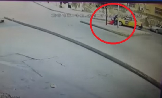 فيديو : تحويل رجل اجبر زوجته على الصعود بسيارة الى حماية الاسرة فيديو : تحويل رجل اجبر زوجته على الصعود بسيارة الى حماية الاسرة