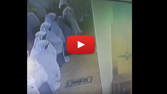 بالفيديو.. لحظة وفاة امرأة أثناء الصلاة بأحد المساجد بالفيديو.. لحظة وفاة امرأة أثناء الصلاة بأحد المساجد