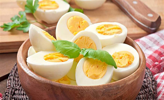 متى يصبح البيض المسلوق ساماً؟ متى يصبح البيض المسلوق ساماً؟