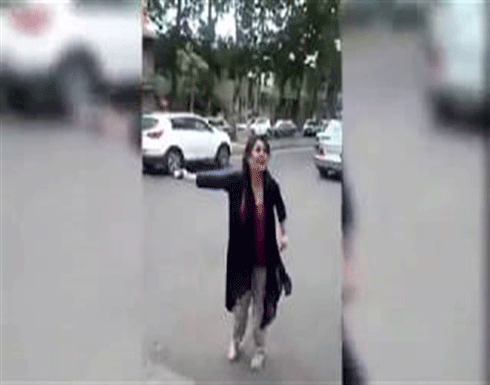 لحظة اعتداء فتاة إيرانية على رجل دين بالضرب (فيديو) لحظة اعتداء فتاة إيرانية على رجل دين بالضرب (فيديو)