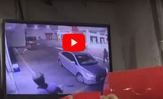 سقوط مروع لرجل حاول منع سرقة سيارته بالسعودية (فيديو) سقوط مروع لرجل حاول منع سرقة سيارته بالسعودية (فيديو)