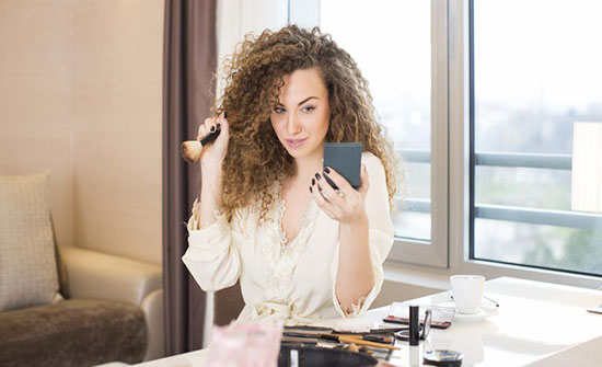 الآثار السلبية لمستحضرات التجميل الآثار السلبية لمستحضرات التجميل