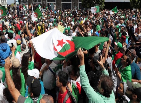 الجمعة 14 بالجزائر.. المتظاهرون يرفضون الانتخابات ويتمسكون بالتغيير الجمعة 14 بالجزائر.. المتظاهرون يرفضون الانتخابات ويتمسكون بالتغيير