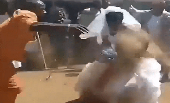 في حفل زفافهما .. عريس يرش التراب على عروسه في حفل زفافهما .. عريس يرش التراب على عروسه