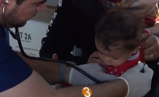 بالفيديو : معالجة مصابين سوريين في المستشفى الميداني الأردني بالفيديو : معالجة مصابين سوريين في المستشفى الميداني الأردني