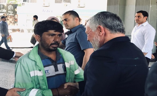 بالصور و الفيديو : الملك يوقف موكبه ليحيي عاملين بالقرب من "الداخلية" بالصور و الفيديو : الملك يوقف موكبه ليحيي عاملين بالقرب من "الداخلية"