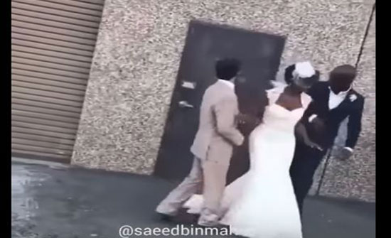 موقف محرج لعروس بحفل زفافها بسبب حمامة (فيديو) موقف محرج لعروس بحفل زفافها بسبب حمامة (فيديو)