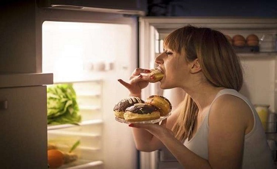 كيف تتخلص من رغبتك في تناول الطعام أثناء "التقلبات المزاجية"؟ كيف تتخلص من رغبتك في تناول الطعام أثناء "التقلبات المزاجية"؟