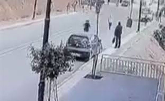سيارة مسرعة تدهس طفلة وشقيقتها تنجو بأعجوبة (فيديو) سيارة مسرعة تدهس طفلة وشقيقتها تنجو بأعجوبة (فيديو)