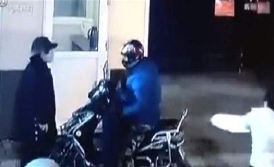 موقف مؤثر.. طفل يضرب رجلاً ضخماً دفاعاً عن والدته (فيديو) موقف مؤثر.. طفل يضرب رجلاً ضخماً دفاعاً عن والدته (فيديو)
