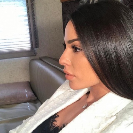 شاهد بالصور.. شبه قوي بين نادين نسيب نجيم والإعلامية صفية الشحي.. والفارق الوحيد هو «الحجاب» شاهد بالصور.. شبه قوي بين نادين نسيب نجيم والإعلامية صفية الشحي.. والفارق الوحيد هو «الحجاب»