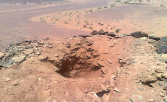 سائقو دير ابي سعيد يرقعون الحفر في دوار البلدة بالتراب والرمل سائقو دير ابي سعيد يرقعون الحفر في دوار البلدة بالتراب والرمل