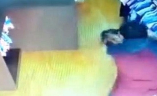 بالفيديو : لحظة اعتداء شخص على بائعة بالضرب المبرح بالفيديو : لحظة اعتداء شخص على بائعة بالضرب المبرح