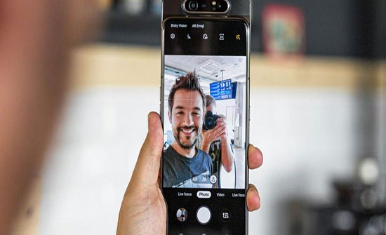 الهاتف Galaxy A80 يتلقى تحديث جديد يجلب مع التركيز التلقائي لصور السلفي الهاتف Galaxy A80 يتلقى تحديث جديد يجلب مع التركيز التلقائي لصور السلفي