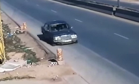 سيارة تسرق بضائع الباعة على إحدى الطرق السريعة (فيديو) سيارة تسرق بضائع الباعة على إحدى الطرق السريعة (فيديو)