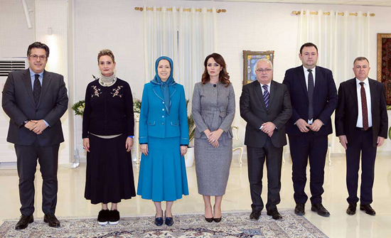لقاء وفد من البرلمان الألباني بمريم رجوي لقاء وفد من البرلمان الألباني بمريم رجوي