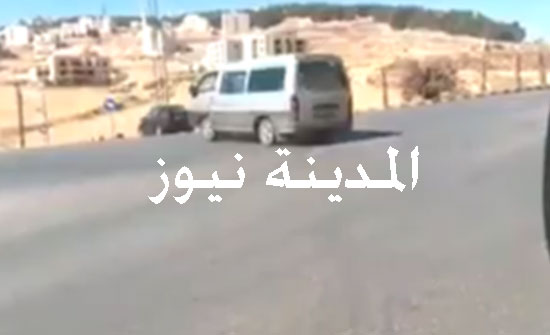 بالفيديو : تفحيط في شارع رئيسي خطرفي عمان والأمن يلقي القبض على السائق بالفيديو : تفحيط في شارع رئيسي خطرفي عمان والأمن يلقي القبض على السائق
