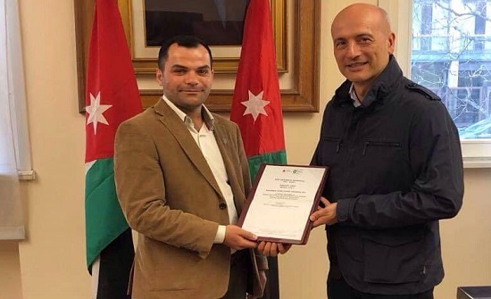 تسليم شهادة الزمالة الإيطالية في جراحة اورام و تجميل الثدي الى الطبيب العثامنة تسليم شهادة الزمالة الإيطالية في جراحة اورام و تجميل الثدي الى الطبيب العثامنة