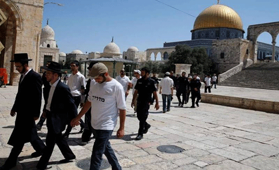 مستوطنون يقتحمون ساحات الأقصى في "عيد الغفران" مستوطنون يقتحمون ساحات الأقصى في "عيد الغفران"