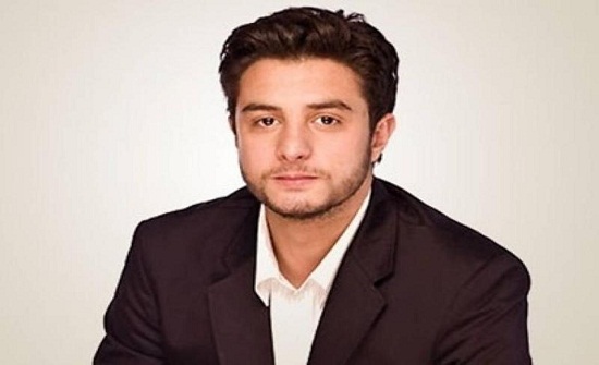 بالصور– أحمد الفيشاوي يقبل ثعبان التف حول عنقه بالصور– أحمد الفيشاوي يقبل ثعبان التف حول عنقه